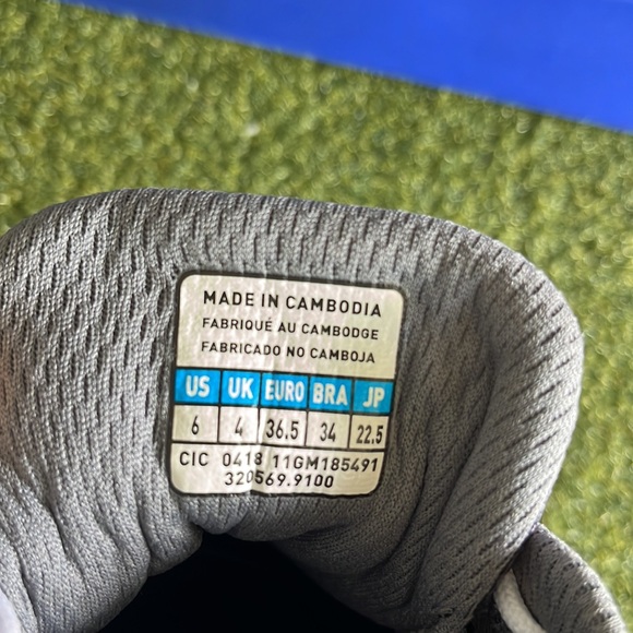 New in box Mizuno US women’s 6 gray 9 Spike Swift softball shoe - Picture 9 of 12